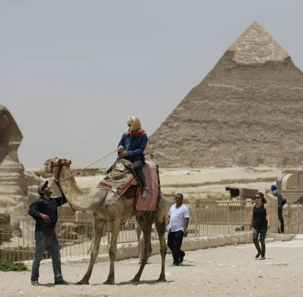 safety-tips-and-travel-advice-for-visiting-the-pyramids-in-egypt-1.webp